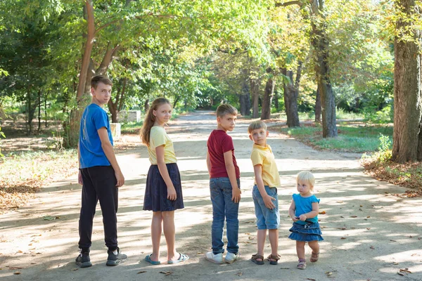 Beş Çocuk Parkta Sıralanmış Doğada Yürüyor Dinleniyor — Stok fotoğraf