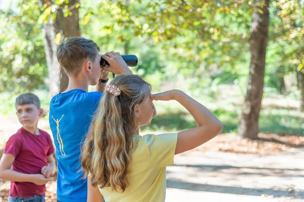 Çocuklar Yürüyüş Yapıyor Dürbünle Bakıyorlar Çocuklar Ormanda Yolculuk Ediyor — Stok fotoğraf