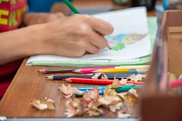 Lápices Colores Virutas Están Mesa Junto Dibujo — Foto de Stock