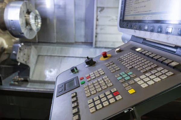 ワークを背景としたCnc機械の制御盤 生産における機械加工センター — ストック写真
