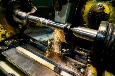 Yüksek hızda aşındırıcı bir taşla silindirik bir öğütme makinesinin yüksek hassasiyetli mekanizması..