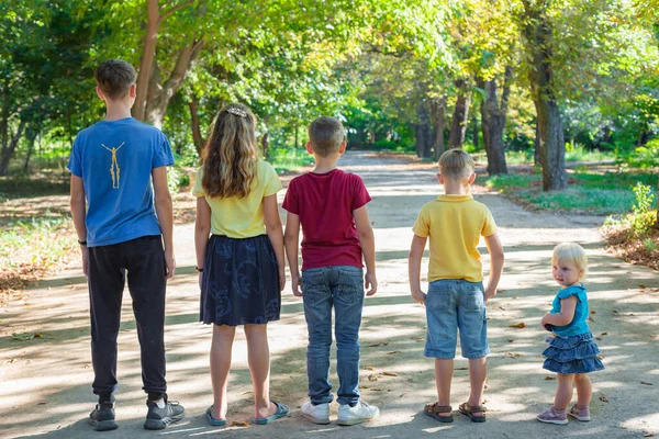 Ağaçların Ortasındaki Yolda Beş Çocuk Sıraya Dizildi Çocuk Istirahatı Parkta — Stok fotoğraf