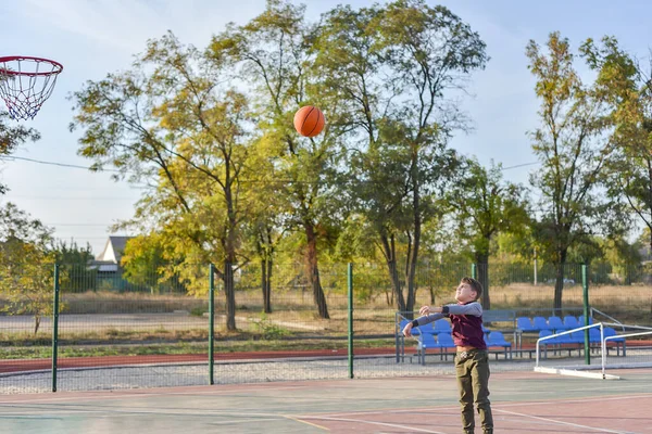 Хлопчик Кидає Баскетбол Дитячий Майданчик — стокове фото