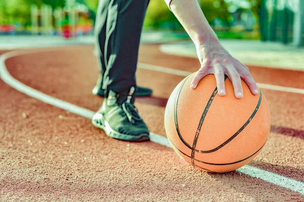 Killen Håller Basketboll Röd Idrottsplan Idrottsaktiviteter Lekplatsen — Stockfoto