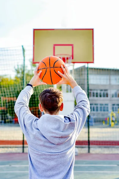 Ragazzo Sta Tenendo Mano Pallone Basket Lancerà Nel Cerchio Nel — Foto Stock