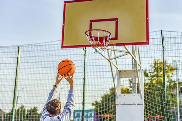 Ung Idrottare Kastar Basketboll Ringen Idrottsaktiviteter Lekplatsen — Stockfoto