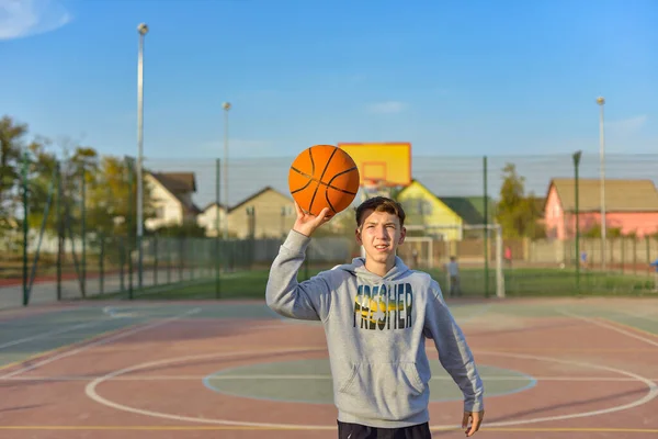 Ragazzo Lancia Una Pallacanestro Nel Parco Giochi — Foto Stock