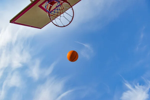 Egy Kosárlabda Belerepül Egy Karikába Hálóval Kék Felhős Égen Sportolási — Stock Fotó