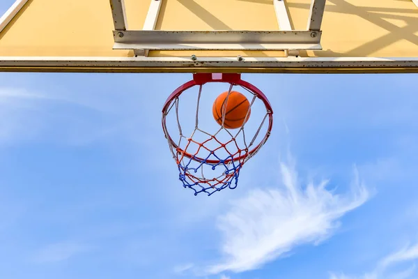 Una Palla Basket Vola Cerchio Con Una Rete Contro Cielo — Foto Stock