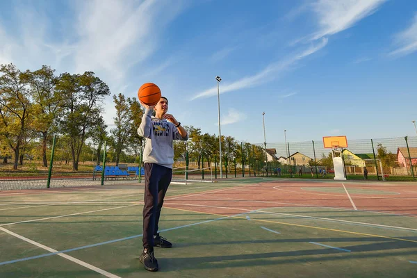 Joven Atleta Prepara Para Lanzar Una Pelota Baloncesto Aro Actividades —  Fotos de Stock