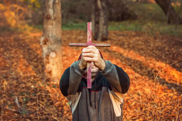 Człowiek Klęknął Modlitwie Podniósł Drewniany Krzyż Który Egzorcyzmy Uwielbienie Poświęcenie — Zdjęcie stockowe