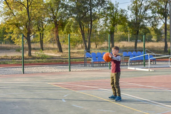 Gars Tient Ballon Basket Dans Ses Mains Jeter Dans Cerceau — Photo