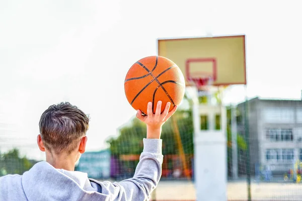 Chlapec Hodí Basketbal Hřiště — Stock fotografie
