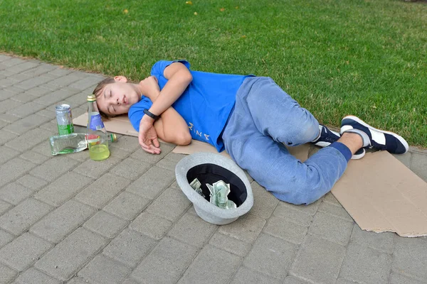 Підлітковий Алкоголізм Хлопець Благає Сидячи Парку Вулиці Алкоголем Руках — стокове фото