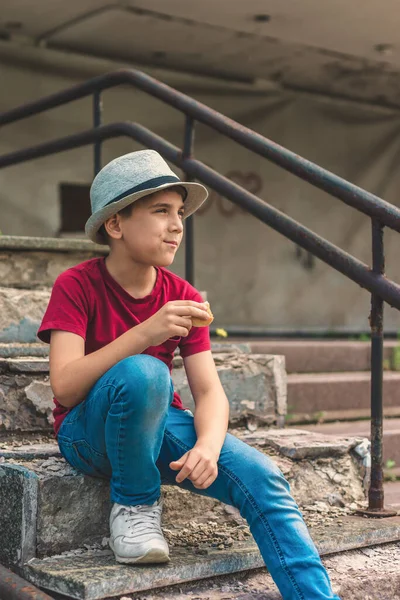Boy Hat Eats Steps Looks Away — Stok fotoğraf