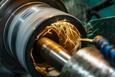 Dairesel öğütme makinesinde yüz aşındırıcı tekerleği olan bir parçanın iç gıcırtısı.