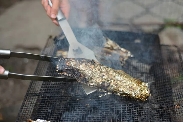 Cozinheiro Transforma Peixe Cozido Rede Com Uma Espátula Metal — Fotografia de Stock