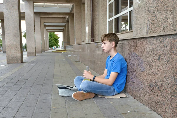Adolescente Bêbado Mendigo Senta Com Uma Bebida Mão Implora Por — Fotografia de Stock