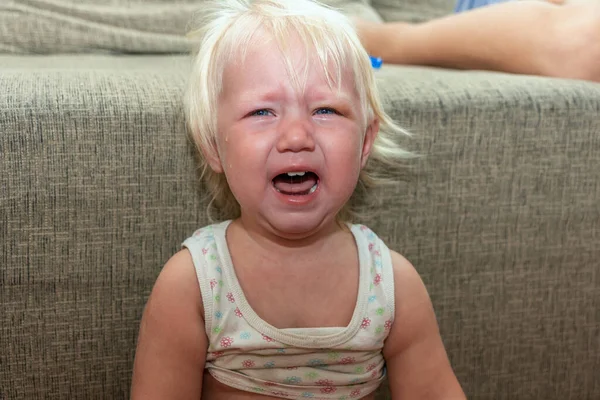 Κοριτσάκι Κλαίει Ενώ Κάθεται Στον Καναπέ Στο Δωμάτιο — Φωτογραφία Αρχείου