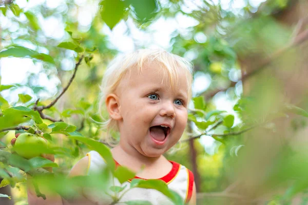Ein Kleines Mädchen Mit Schmutzigem Gesicht Klettert Auf Einen Baum — Stockfoto
