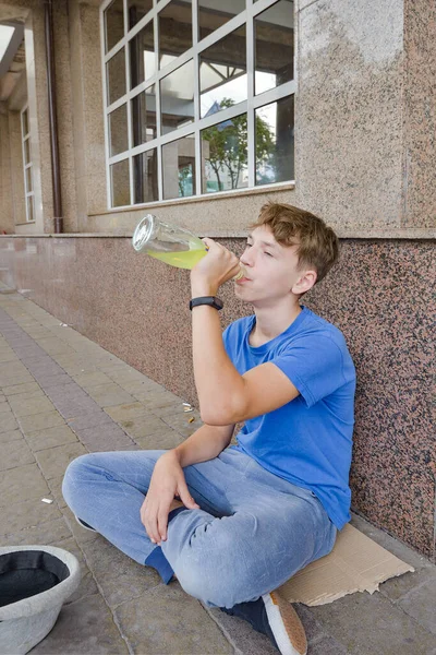 Adolescente Bêbado Mendigo Senta Com Uma Bebida Mão Implora Por — Fotografia de Stock