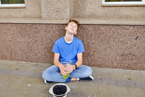 Adolescente Bêbado Mendigo Senta Com Uma Bebida Mão Implora Por — Fotografia de Stock