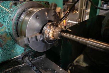 Silindirik öğütme makinesinin çalışma parçasının öğütülmesi.