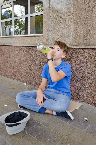 Adolescente Bêbado Mendigo Senta Com Uma Bebida Mão Implora Por — Fotografia de Stock