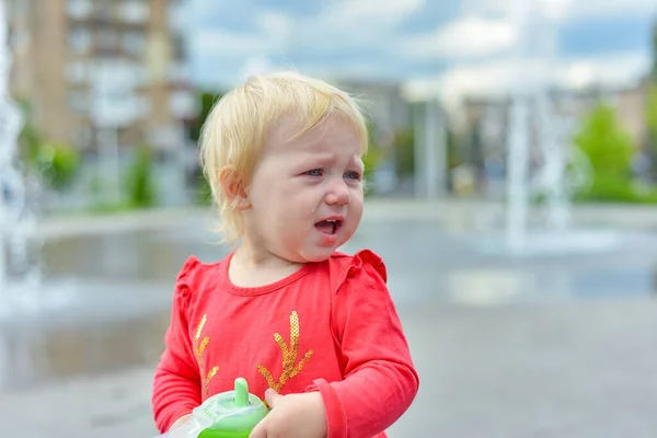 Uma Menina Está Chorando Com Lágrimas Sozinha Parque — Fotografia de Stock