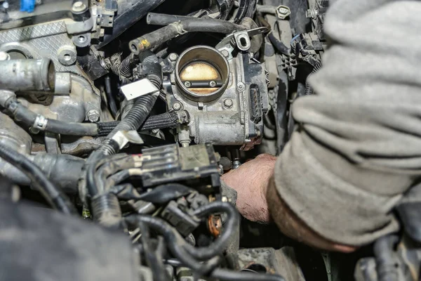 Ślusarz Mechanik Naprawia Samochód Warsztacie Samochodowym — Zdjęcie stockowe