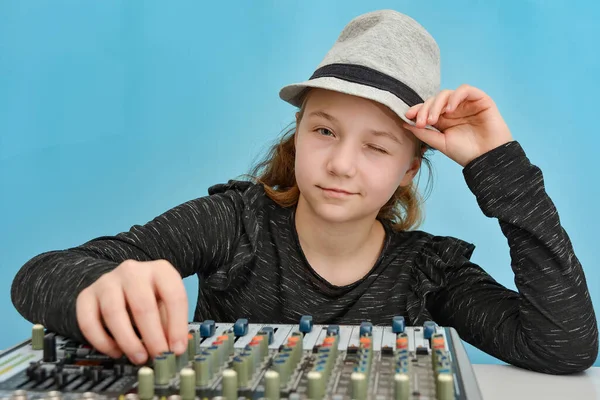 Kalapos Lány Irányítja Zenekeverő Konzolt Kacsint Nézőre — Stock Fotó