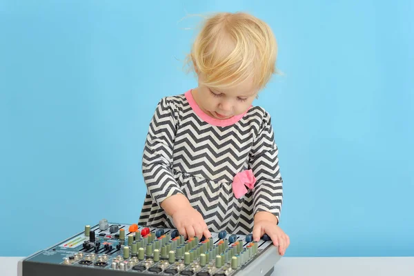 Uma Menina Aperta Botões Console Mixagem Música — Fotografia de Stock