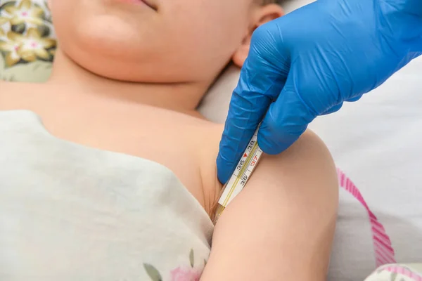 Лікар Приймає Температуру Маленької Дитини Підтвердження Захворювання — стокове фото