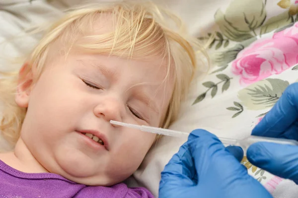 医生给一个病童的鼻子注射药物 — 图库照片