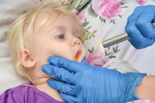 Médecin Gants Bleus Examine Enfant Malade Avec Une Lampe Poche — Photo