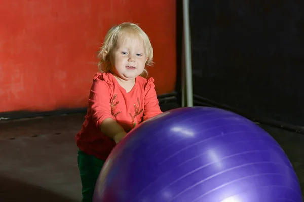 Petite Fille Avec Une Balle Fitness Dans Salle Gym — Photo