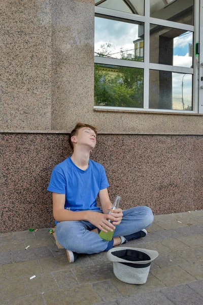 Ένας Μεθυσμένος Έφηβος Ζητιάνος Κάθεται Ένα Ποτό Στο Χέρι Του — Φωτογραφία Αρχείου