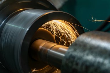 Silindirik öğütme makinesinin çalışma parçasının öğütülmesi.