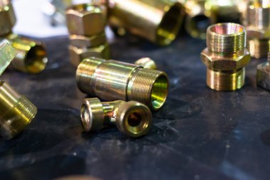 Pirinç ve bronz eşleşmeler ve bağlantılar depoda bir rafta..