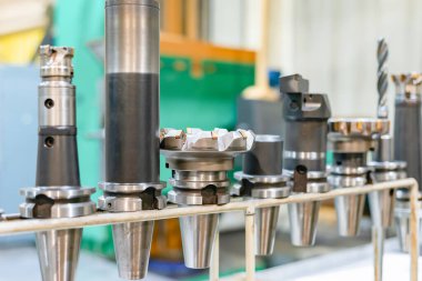 Bir fabrika ve işletmede ekipman rafındaki CNC makinesi için aksesuarlar ve araçlar.