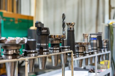 Bir fabrika ve işletmede ekipman rafındaki CNC makinesi için aksesuarlar ve araçlar.