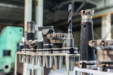 Bir fabrika ve işletmede ekipman rafındaki CNC makinesi için aksesuarlar ve araçlar.