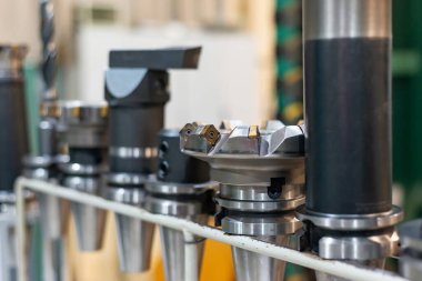 Bir fabrika ve işletmede ekipman rafındaki CNC makinesi için aksesuarlar ve araçlar.