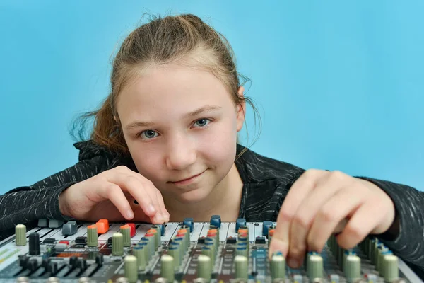 Uma Menina Ajusta Equalizador Console Mixagem Estúdio Música — Fotografia de Stock
