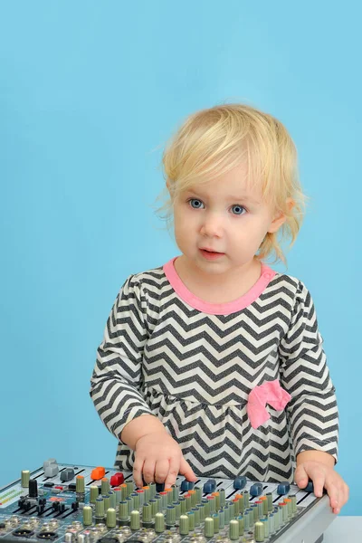 Ένα Μικρό Κορίτσι Γυρίζει Κουμπιά Μιας Κονσόλας Μίξης Ένα Στούντιο — Φωτογραφία Αρχείου
