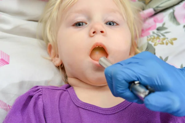 Orvos Megvizsgálja Szájüreget Egy Orvosi Zseblámpával Egy Beteg Gyermeknél — Stock Fotó