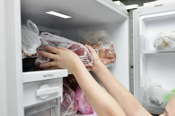 Chica Saca Una Bolsa Carne Congelada Del Congelador Cocina Casa — Foto de Stock