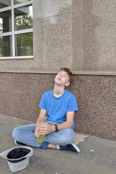 Ένας Μεθυσμένος Έφηβος Ζητιάνος Κάθεται Ένα Ποτό Στο Χέρι Του — Φωτογραφία Αρχείου