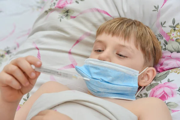 Garçon Malade Dans Masque Trouve Dans Lit Enfant Regarde Thermomètre — Photo