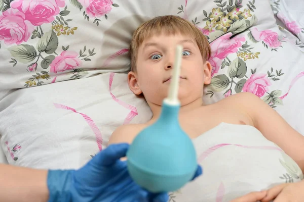 Mavi Eldivenli Bir Doktor Hasta Bir Çocuğa Tıbbi Lavman Gösteriyor — Stok fotoğraf